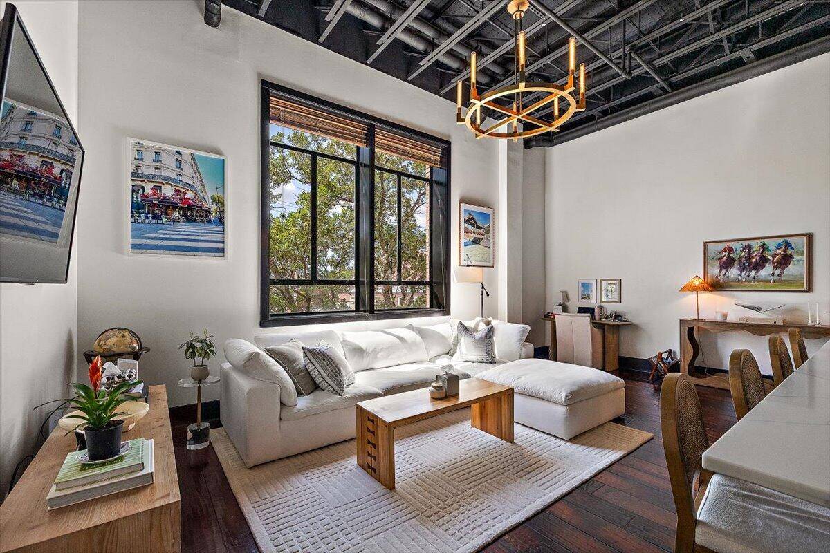 Charleston, SC 29403,517 King St #13