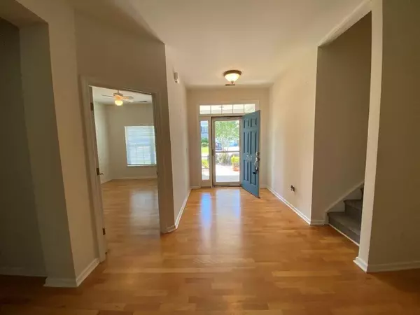 Hanahan, SC 29410,7517 Whispering Oak Dr