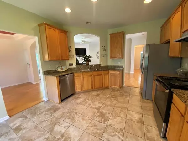 Hanahan, SC 29410,7517 Whispering Oak Dr