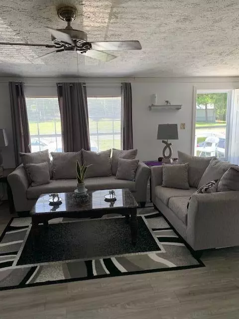 Summerville, SC 29483,307 Glen St