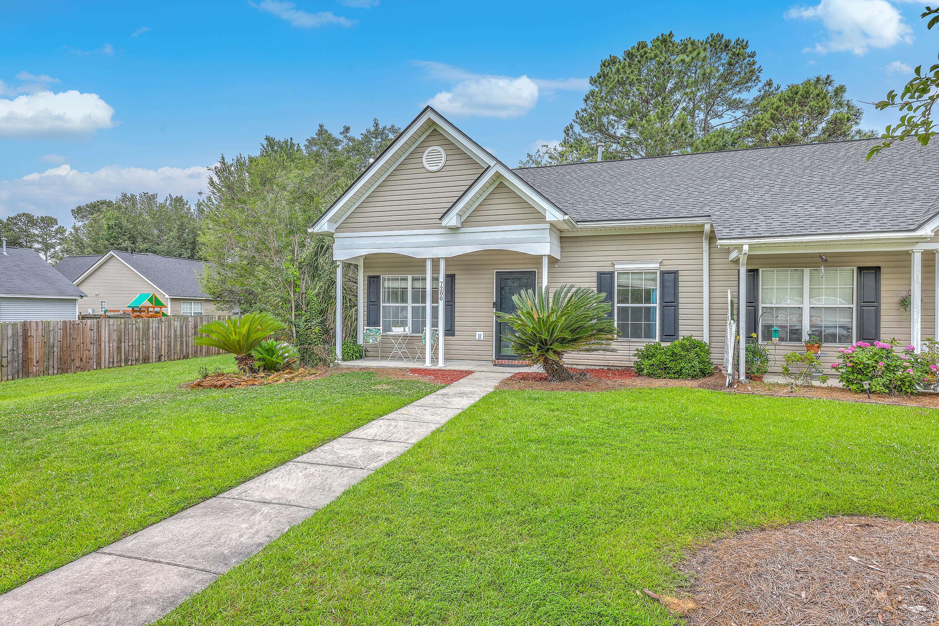 7300 Suncatcher Dr, Hanahan, SC 29410