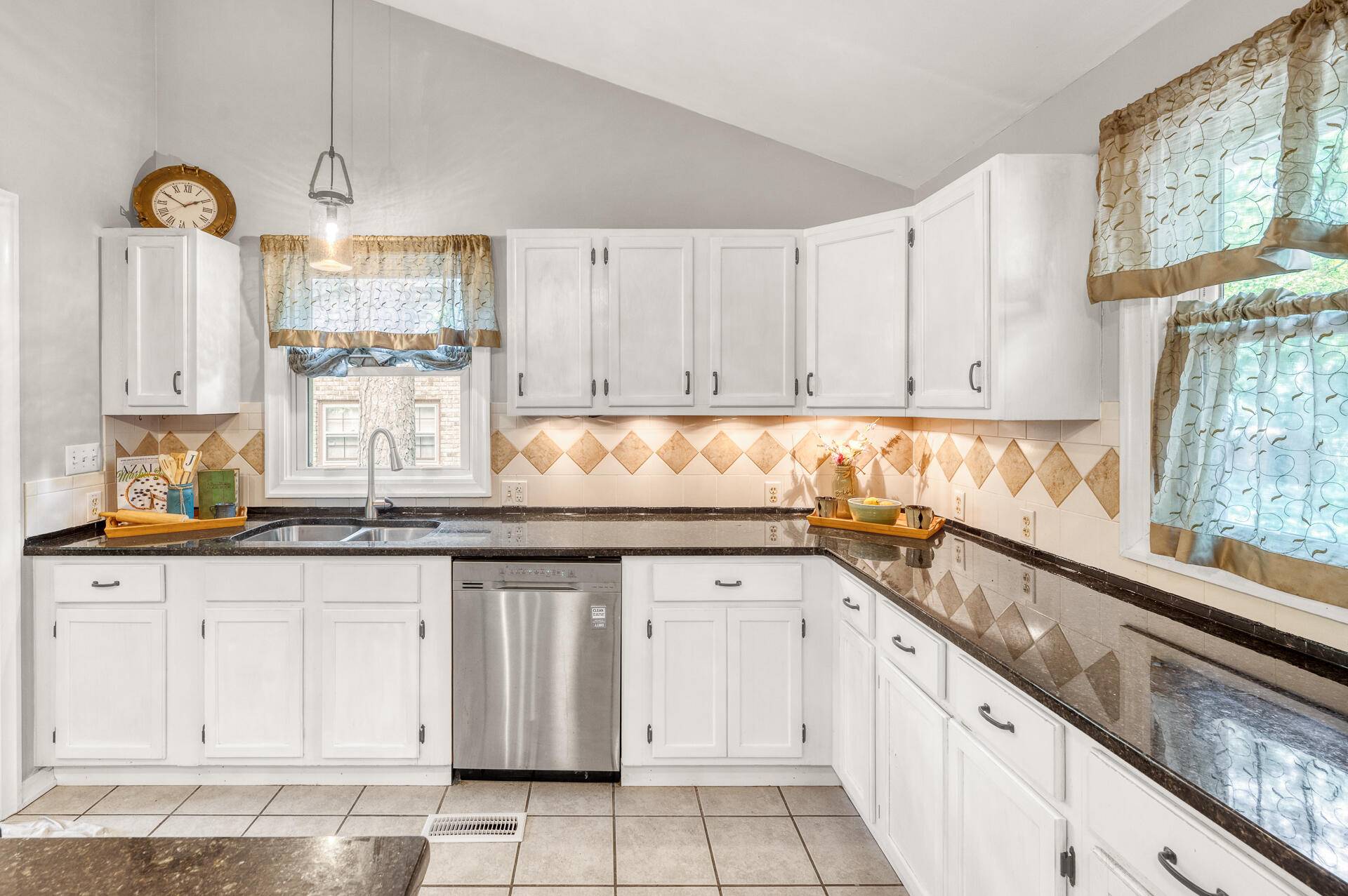 Summerville, SC 29485,123 Azalea Dr