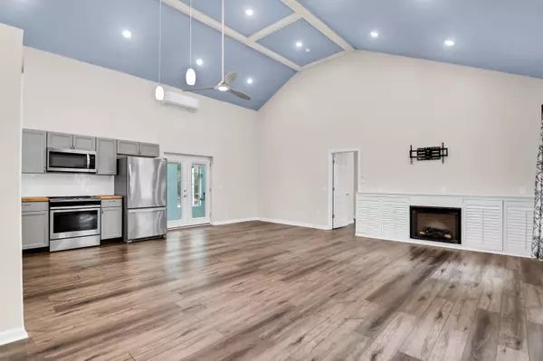 Wadmalaw Island, SC 29487,5233 Maybank Hwy