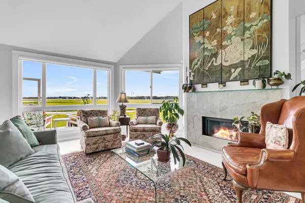 250 Little Oak Island Dr, Folly Beach, SC 29439
