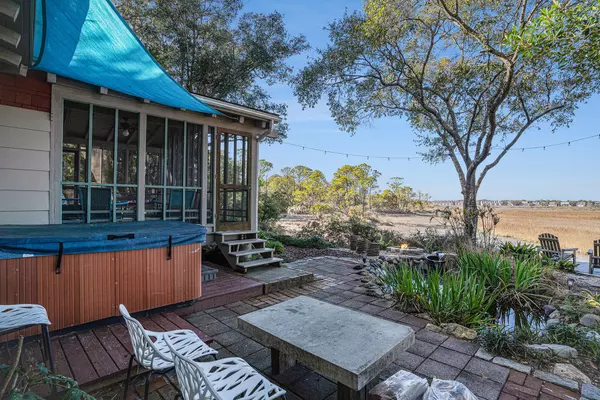 520 E Huron Ave, Folly Beach, SC 29439