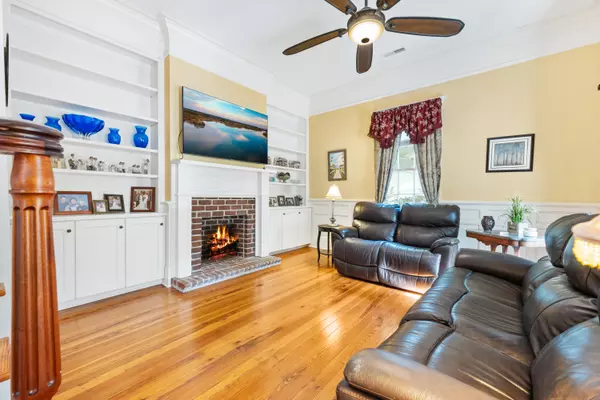 Summerville, SC 29483,406 S Gum St