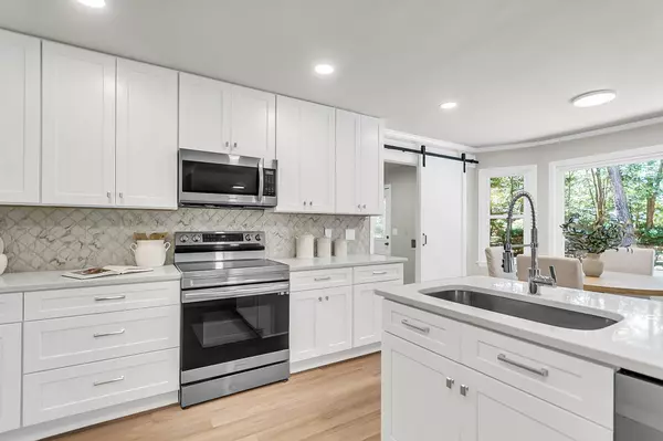 Summerville, SC 29485,220 Runnymede Ln