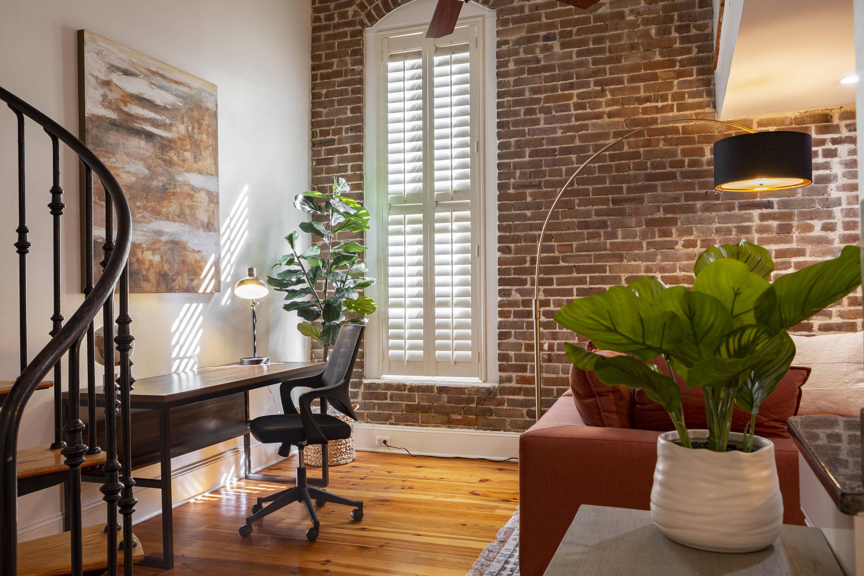 Charleston, SC 29401,377 King St #206