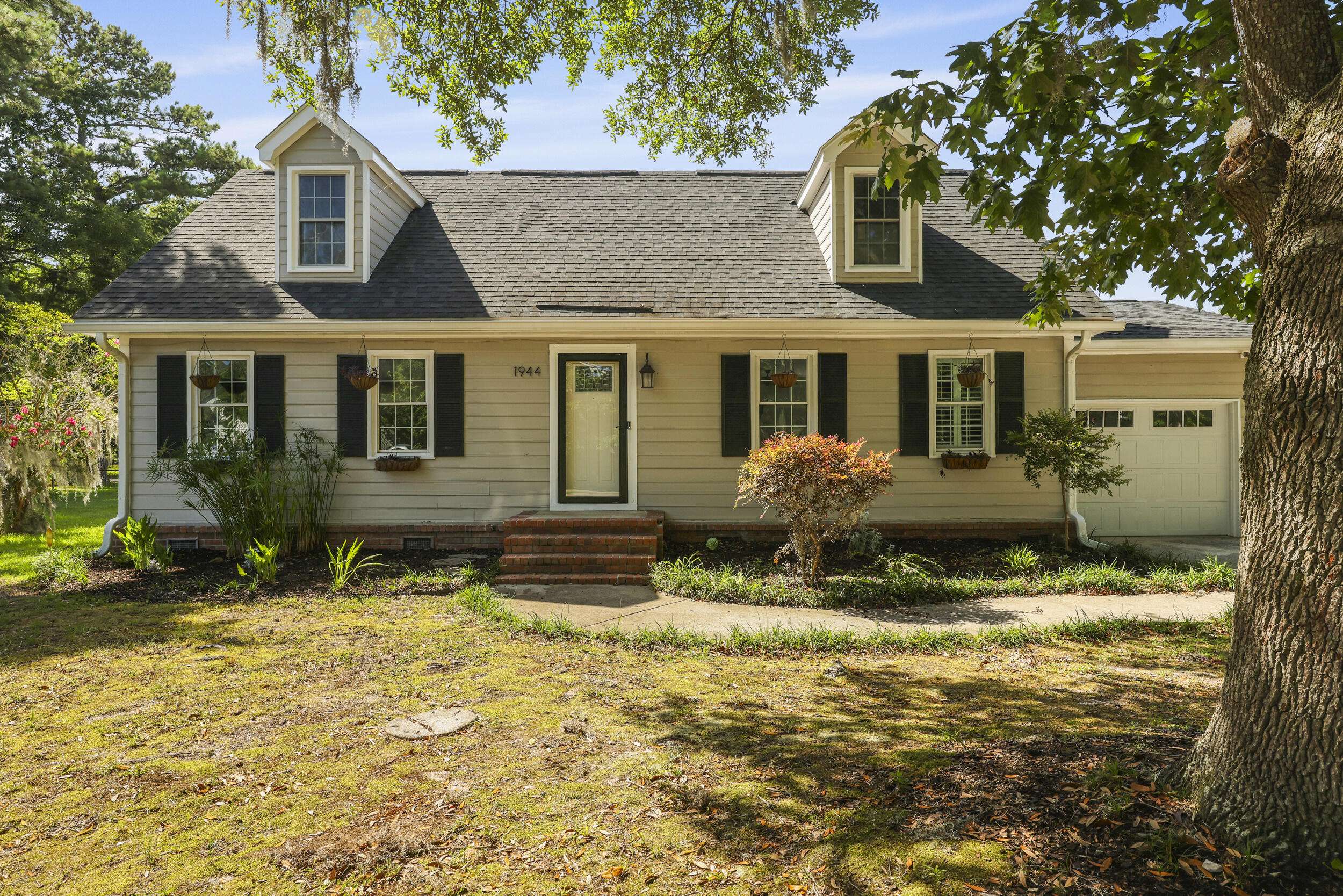 1944 Woodland Rd, Charleston, SC 29414