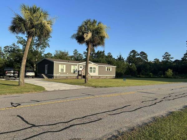 91 Lowndes Lake Rd, Varnville, SC 29944
