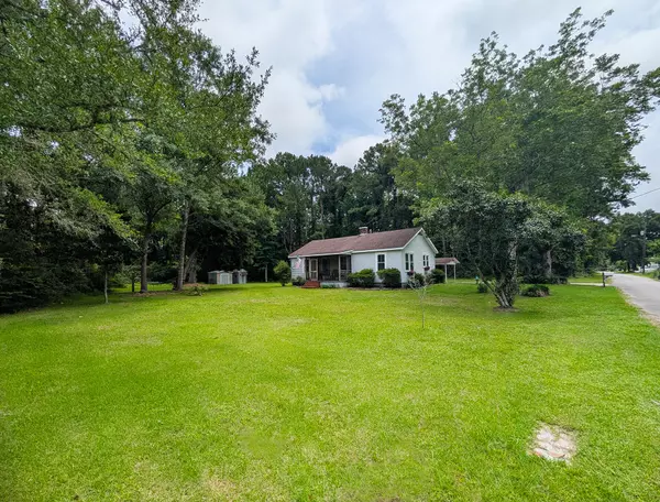 161 Liberty St, Mcclellanville, SC 29458