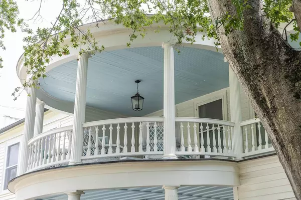 Charleston, SC 29401,143 Broad St