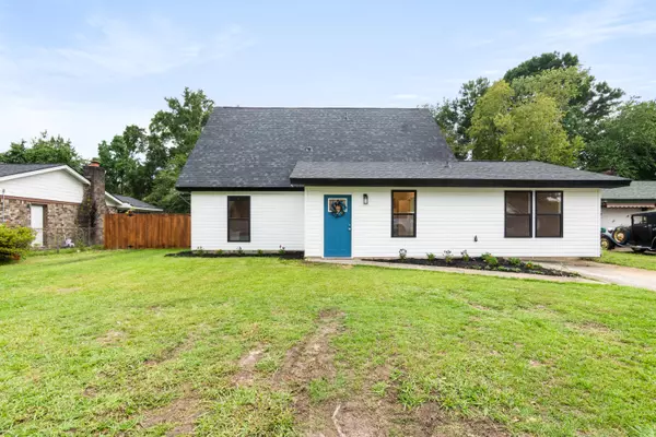 208 Horseshoe Dr, Goose Creek, SC 29445