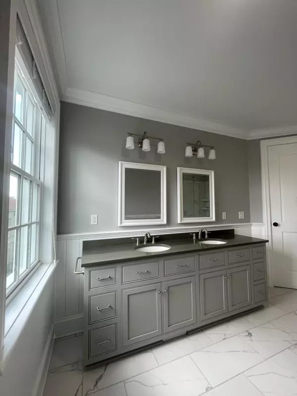 Charleston, SC 29401,28 Broad St #301