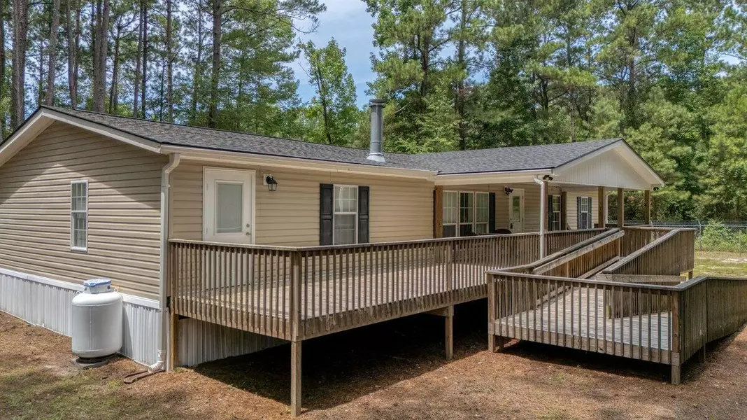 728 Huskie Ln, Saint Stephen, SC 29479
