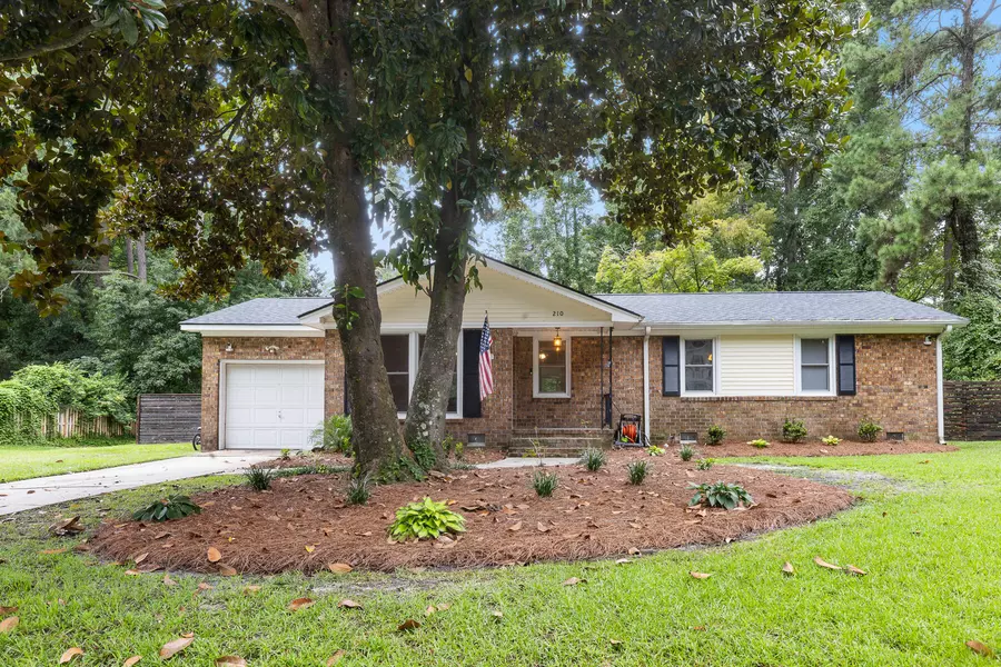 210 Jimbo Rd, Summerville, SC 29485