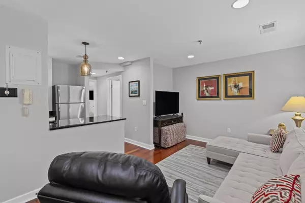 Charleston, SC 29401,32 Vendue Range #300