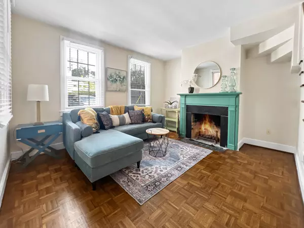 Charleston, SC 29401,11 Magazine St