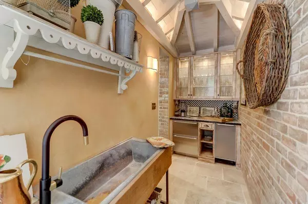 Charleston, SC 29401,29 Broad St #B