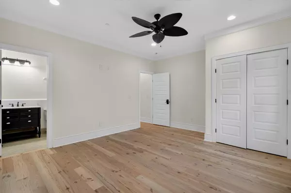 Charleston, SC 29403,24 Line Street St