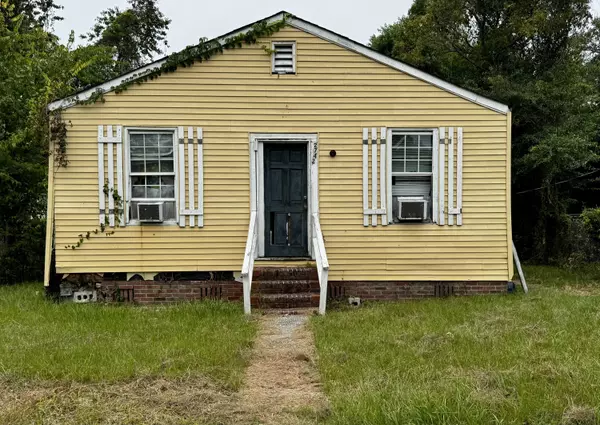 2742 W Surrey Dr, North Charleston, SC 29405