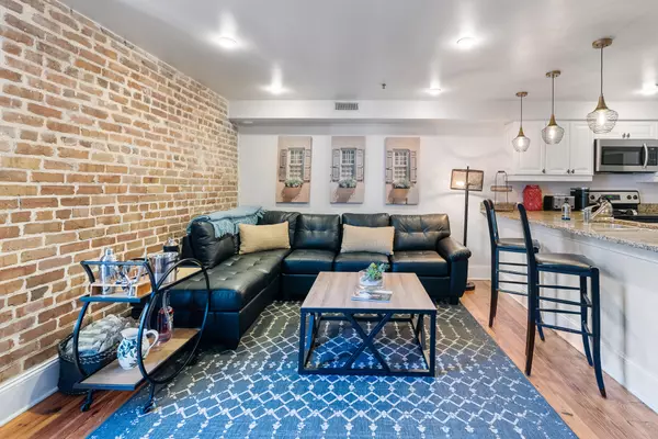 Charleston, SC 29401,377 King Street #203