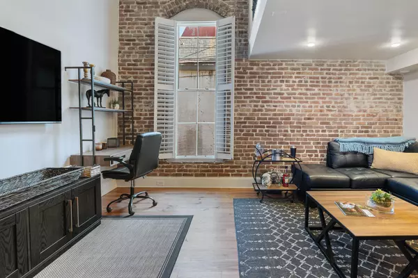 Charleston, SC 29401,377 King Street #203