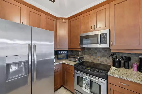 Charleston, SC 29401,21 George St #111