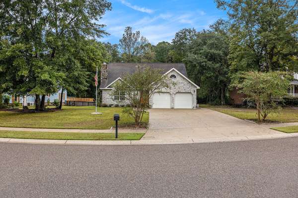 1530 Sterling Oaks Dr, Moncks Corner, SC 29461