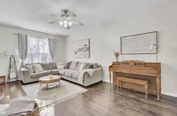 Summerville, SC 29485,8955 Planters Row Ln