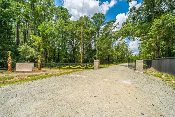 Summerville, SC 29486,509 Southern Acres Ln