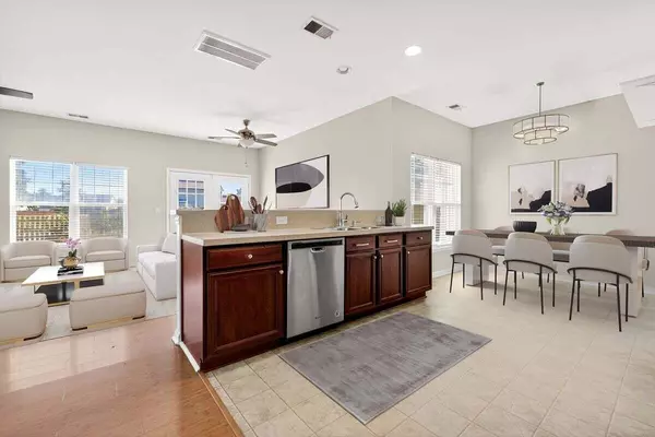 North Charleston, SC 29406,8212 Little Sydneys Way