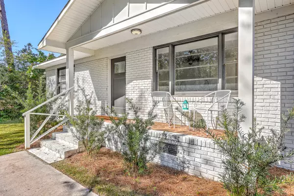 Summerville, SC 29483,702 N Palmetto St