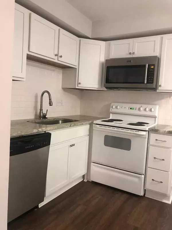 Summerville, SC 29483,107 W Richland St #E