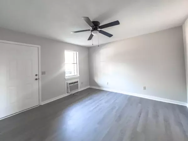 1231 Remount Rd #202, North Charleston, SC 29406