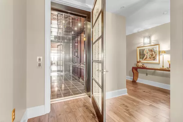 Mount Pleasant, SC 29464,222 S Plaza Ct