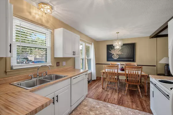 Ladson, SC 29456,421 Whitebark Dr