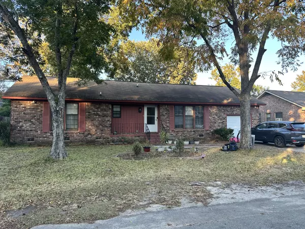 9 Lighthouse Dr, Goose Creek, SC 29445