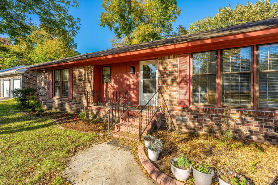 9 Lighthouse Dr, Goose Creek, SC 29445