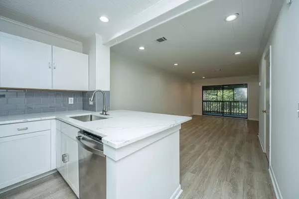 James Island, SC 29412,1530 Fort Johnson Rd #1g