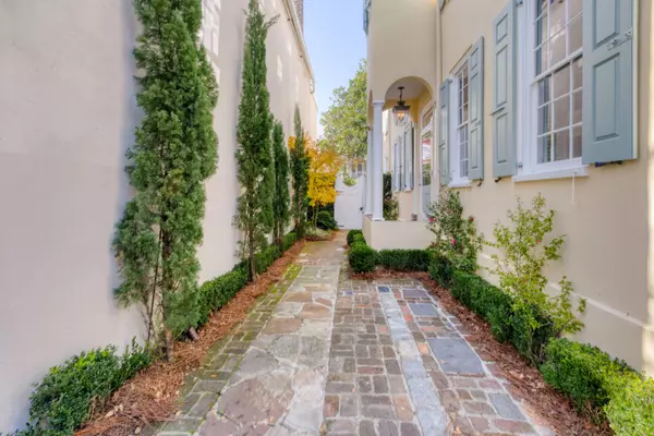 Charleston, SC 29401,83 King St