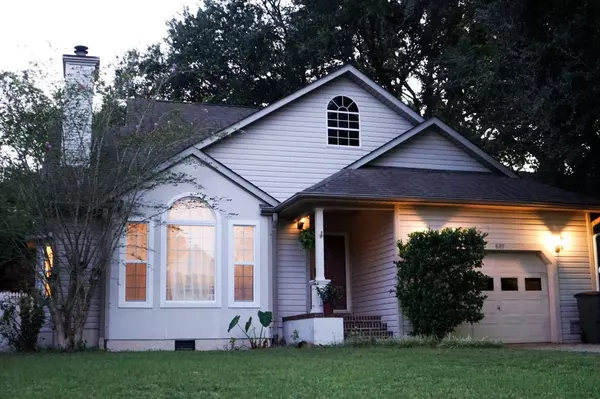 827 Harbor Place Dr, Charleston, SC 29412