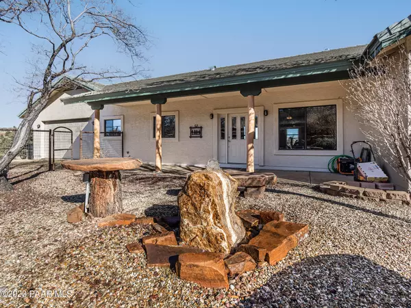 17802 S Oak DR, Peeples Valley, AZ 86332