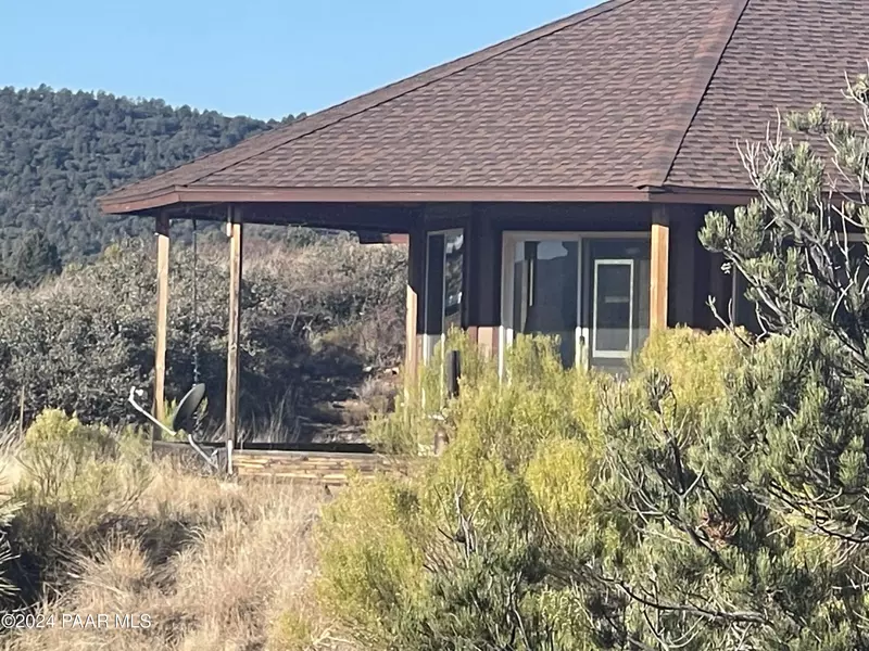 17582 S Tawny LN, Peeples Valley, AZ 86332