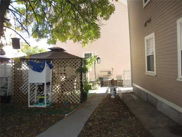 Central Falls, RI 02863,25 Moore ST