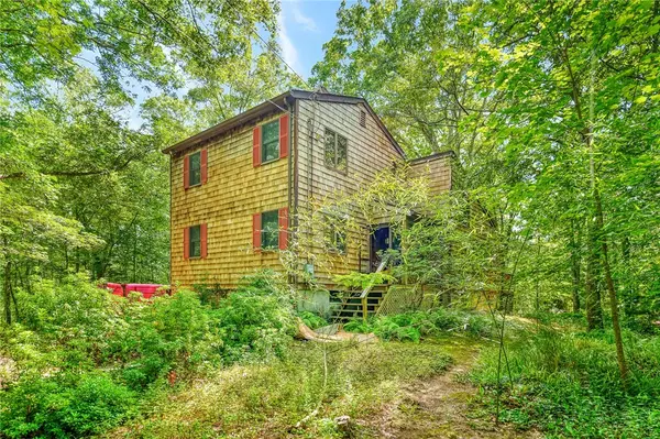 94 Oak ST, Hopkinton, RI 02804