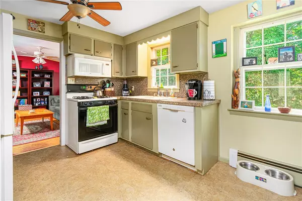Coventry, RI 02816,42 Wisteria DR