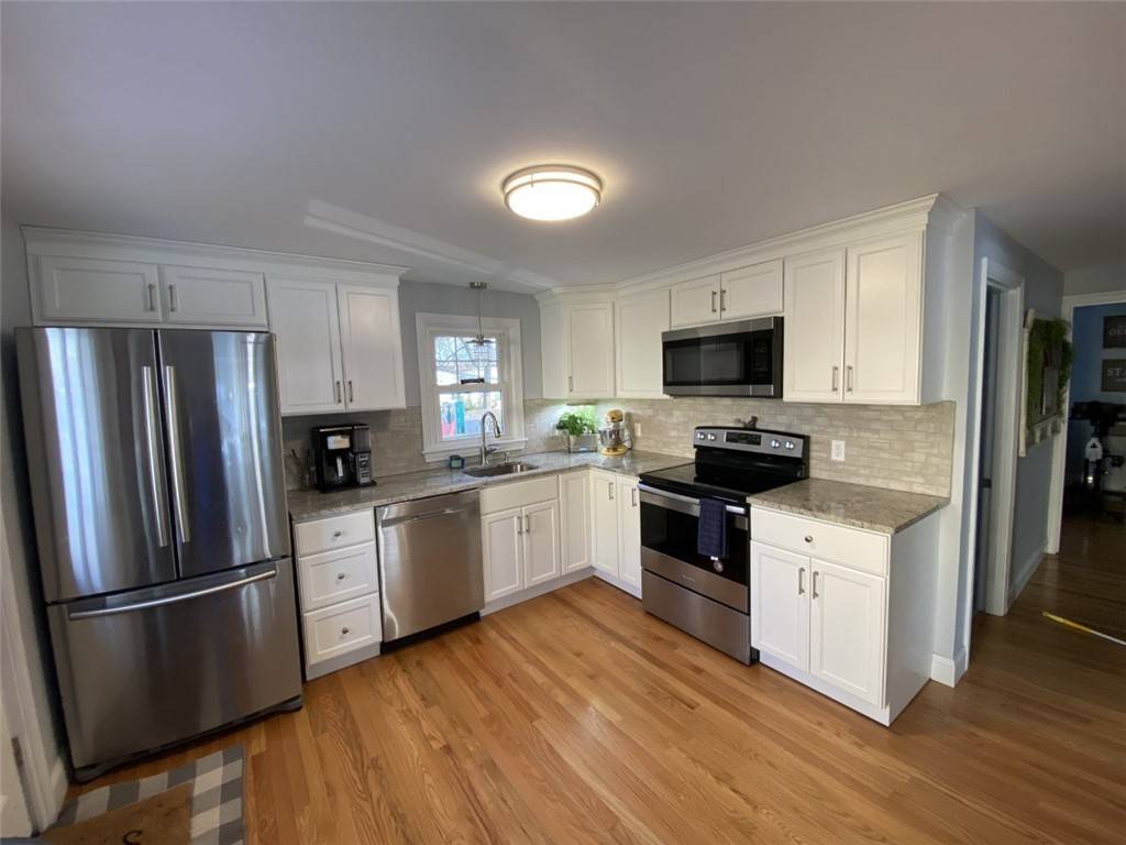 Coventry, RI 02816,21 Pembroke LN