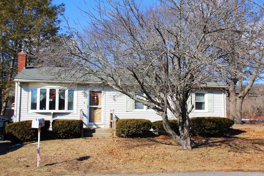 3 Martine ST, Warwick, RI 02889