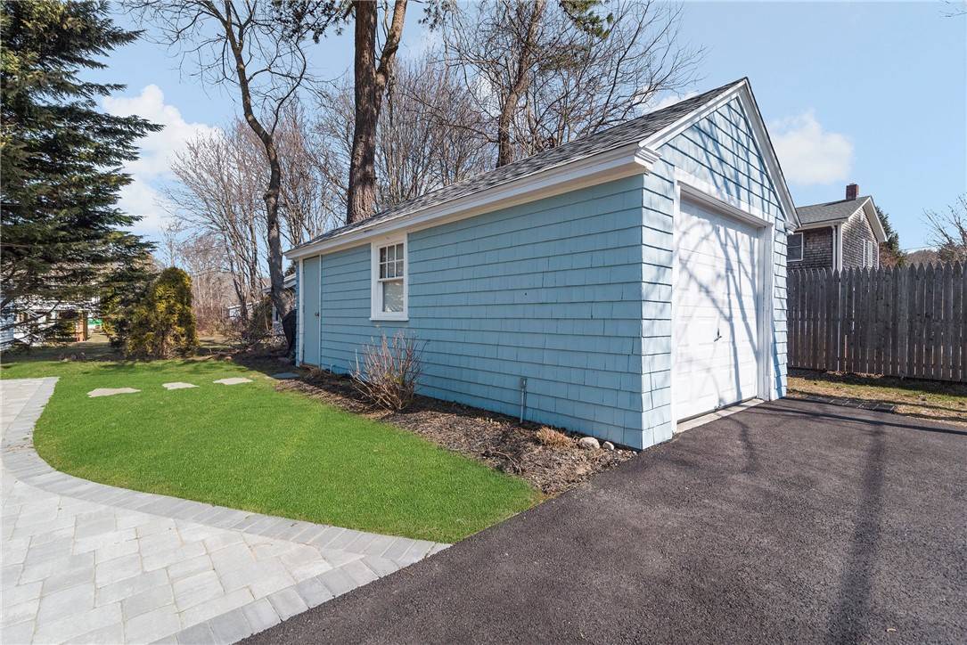 Narragansett, RI 02882,18 Lakeview DR
